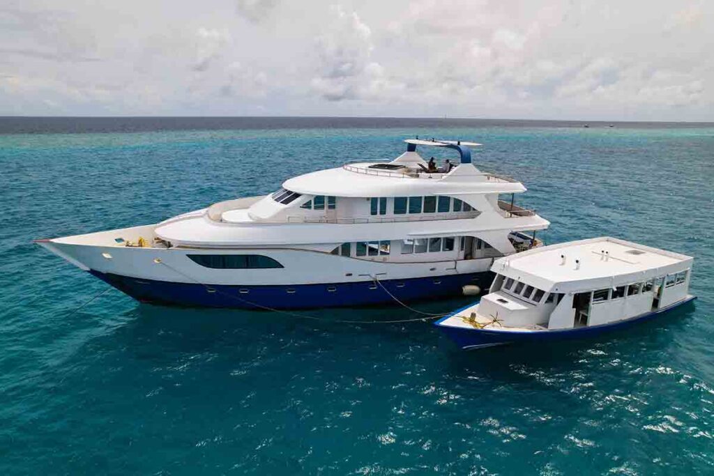 Surf Boat en Maldivas Honors Legacy boat