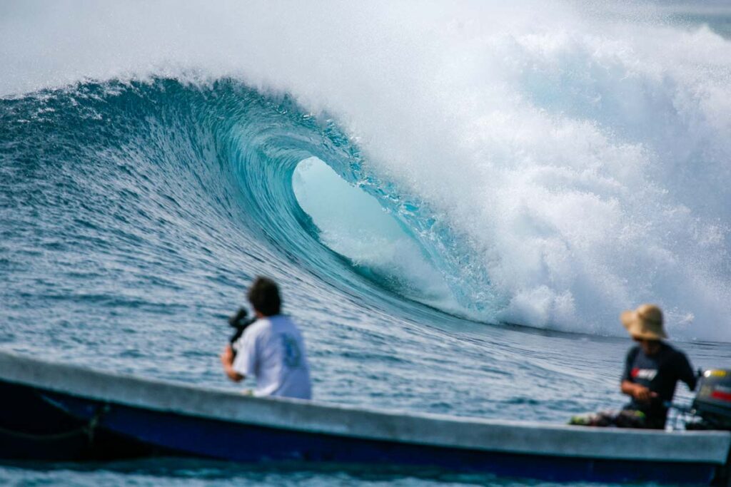 Tubazo perfecto en Mentawai vista desde un barco, uno de los mejores destinos de surf del mundo.