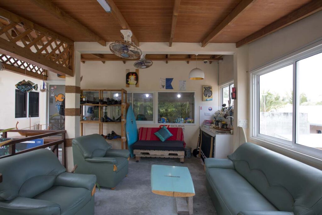 Salón de una surf house en Maldivas con ambiente surfer y zona común.