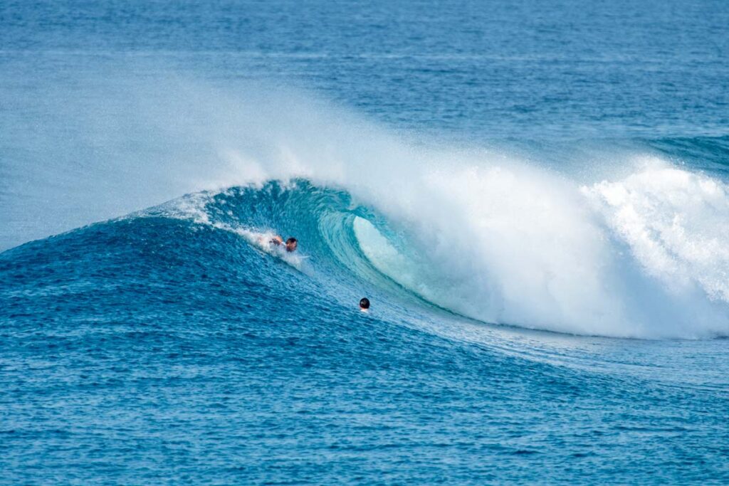 Ola rompiendo perfecta en Sultans, uno de los picos más constantes del Atolón norte de Maldivas.