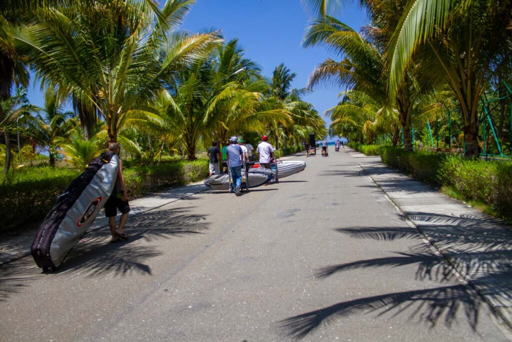 Surfers caminando con sus tablas caminno al barco del Atolón Sur de Maldivas durante la temporada tranquila.