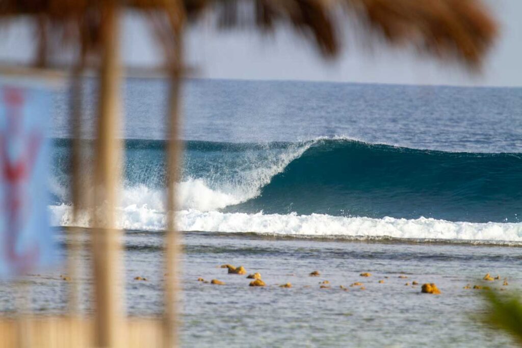 Serie de olas rompiendo en un reef del Atolón Central de Maldivas con condiciones limpias.