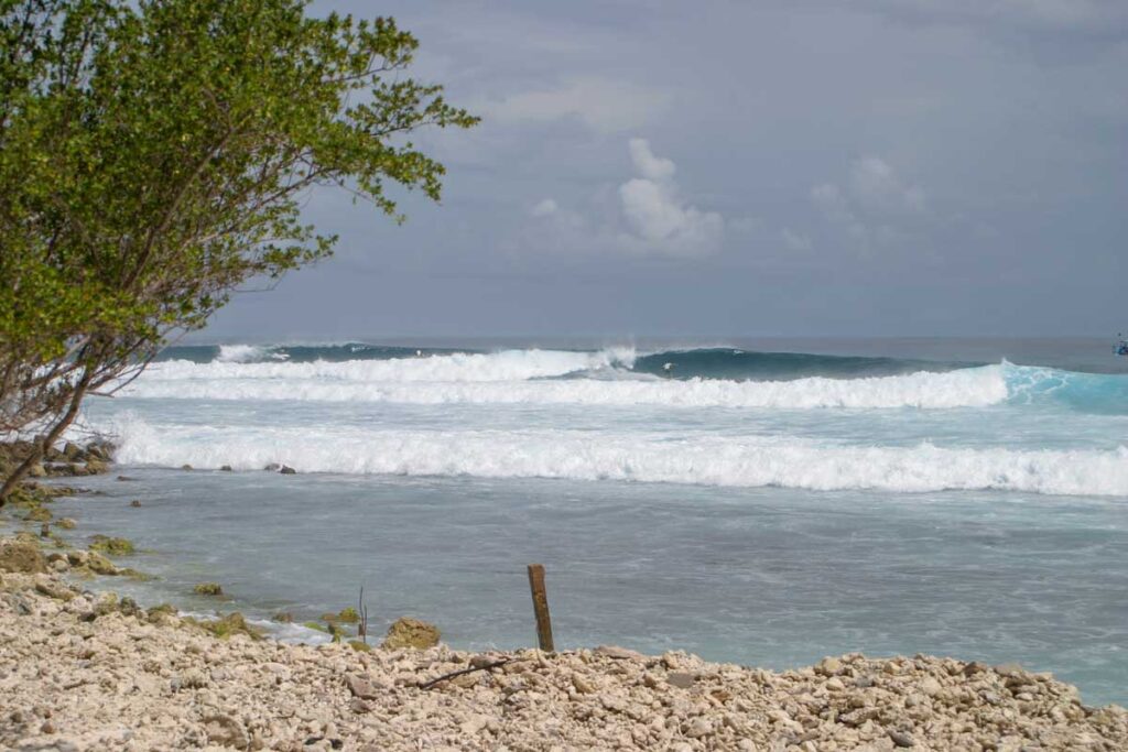 Ola rompiendo en Lohis en el Atolón Norte de Maldivas.