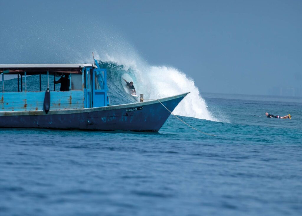 Dhoni maldivo navegando junto a Sultans, la derecha más consistente del Atolón Norte.