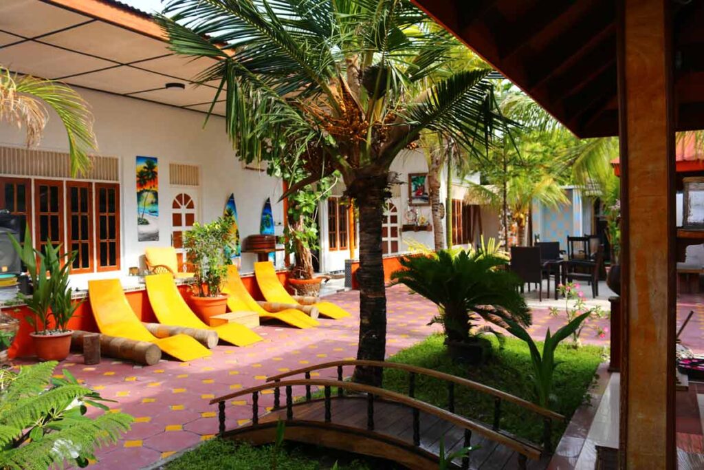 Surf house en Maldivas con zonas comunes tropicales y ambiente surfero.