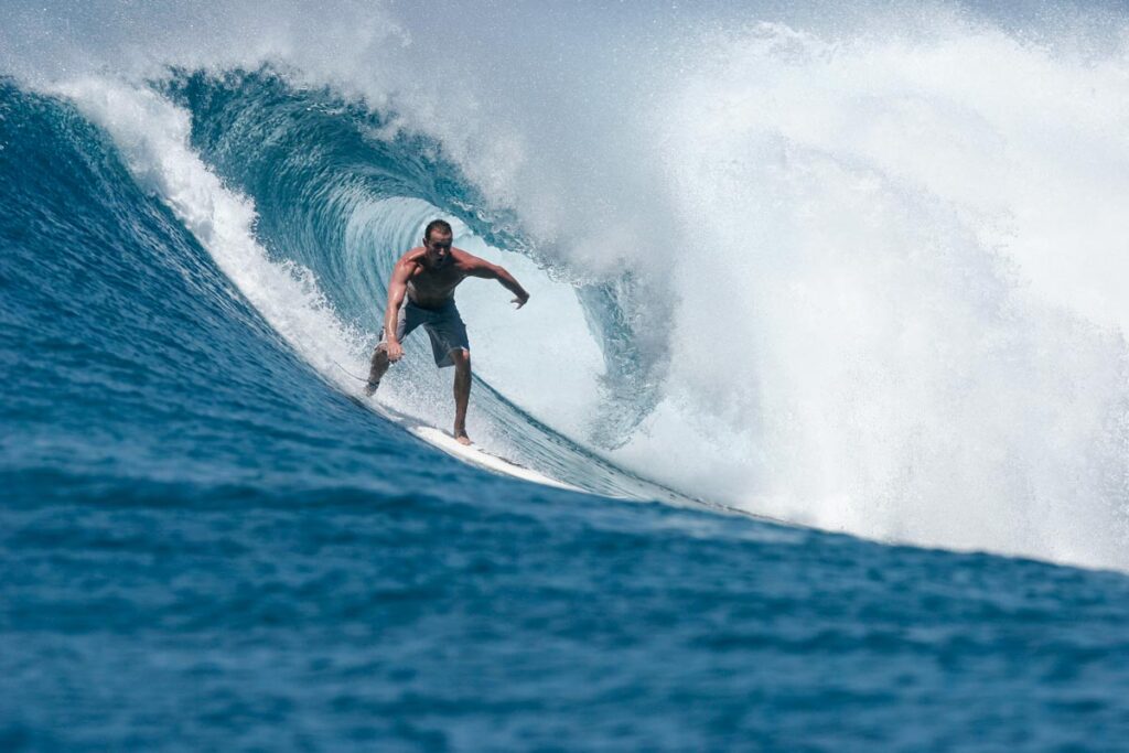 Surf en Maldivas desde barco, olas perfectas en el Índico