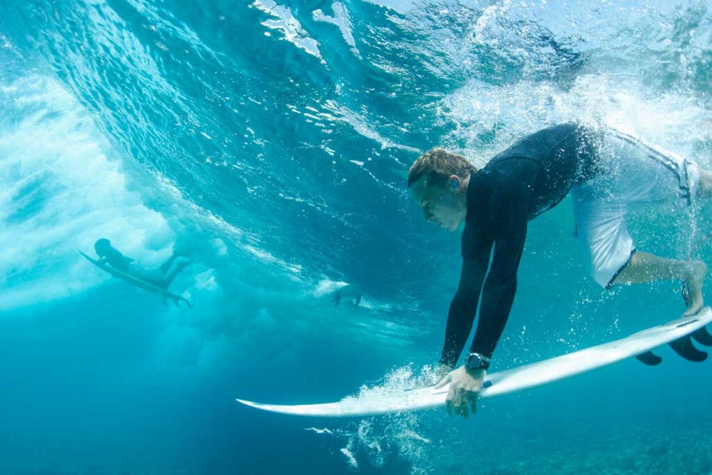 Surfista en una ola durante un viaje en barco de surf en Maldivas