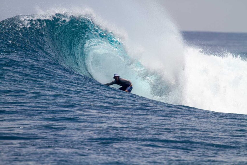 Surfista dentro de un tubo en Blue Bowls, Maldivas Sur.