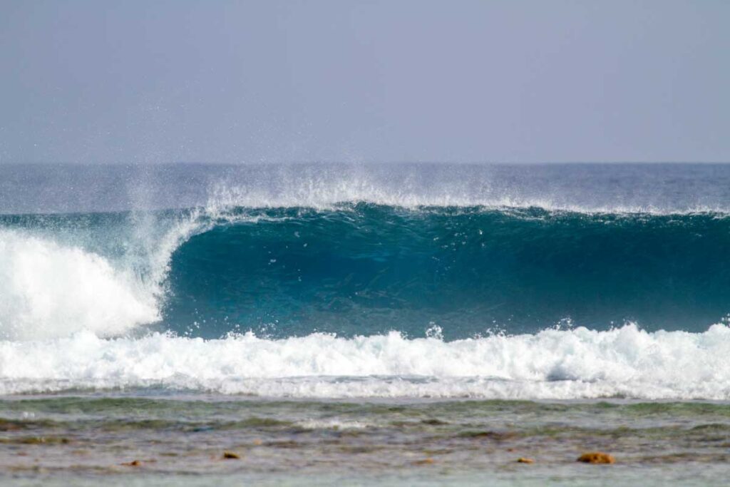 Ola de Tiger Stripes en Maldivas Sur durante un viaje de surf.
