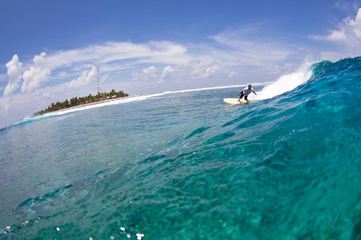 Surfista de Clicksurfaris en los atolones del sur de Maldivas en 2008